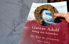Der Archäologe André Schürger zeigt in Lützen ein Hufeisen, gefunden bei ersten Ausgrabungen rund um das historische Schlachtfeld des 30-jährigen Krieges, auf dem 1632 der schwedische König Gustav Adolf seinen Tod fand. (Foto: dpa)