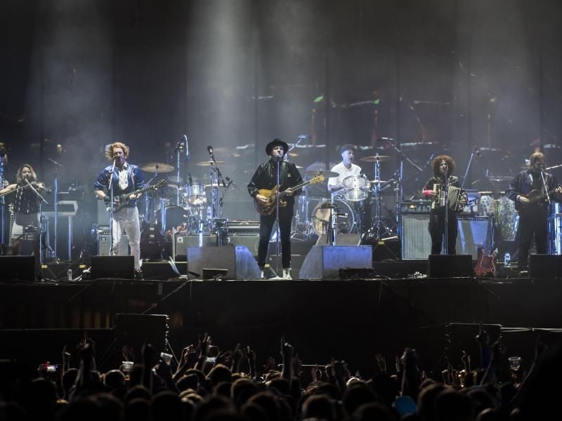 Arcade Fire sind live eine Wucht: Vor ihrem Berliner Konzert trat die Band auch beim „Isle of Wight Festival 2017” in Newport auf. Foto: David Jensen/Archiv