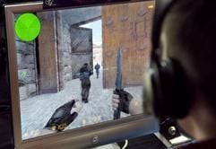 Ein Teenager spielt in Berlin bei den Deutschen Gaming Meisterschaften das umstrittene Computer-Spiel «Counter-Strike» (Foto: dpa)