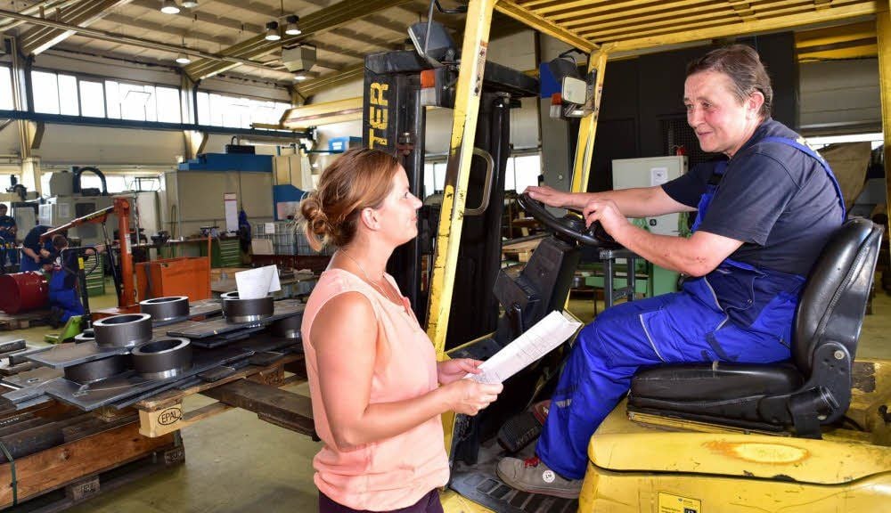 In der Spezialmaschinenfabrik in Großkorbetha ist Mandy Sommerfeld (links) unter anderem für die Weiterbildung der Mitarbeiter verantwortlich. Hier spricht sie gerade mit der 58-jährigen Petra Bartmuß, die derzeit eine Teilqualifizierung absolviert.