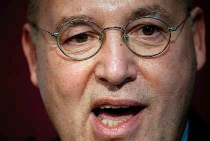 Der Fraktionsvorsitzende der Partei Die Linke im Bundestag, Gregor Gysi, spricht am 20.10.2012 auf dem Landesparteitag der Berliner Linken.