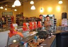 Vergleichsweise selten im Handel - Originalzutaten aus Spanien sind oft nur in Spezialitätengeschäften zu bekommen. (Foto: dpa)