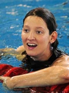 Antje Buschschulte zeigt sich lachend am Beckenrand. (Foto: dpa)