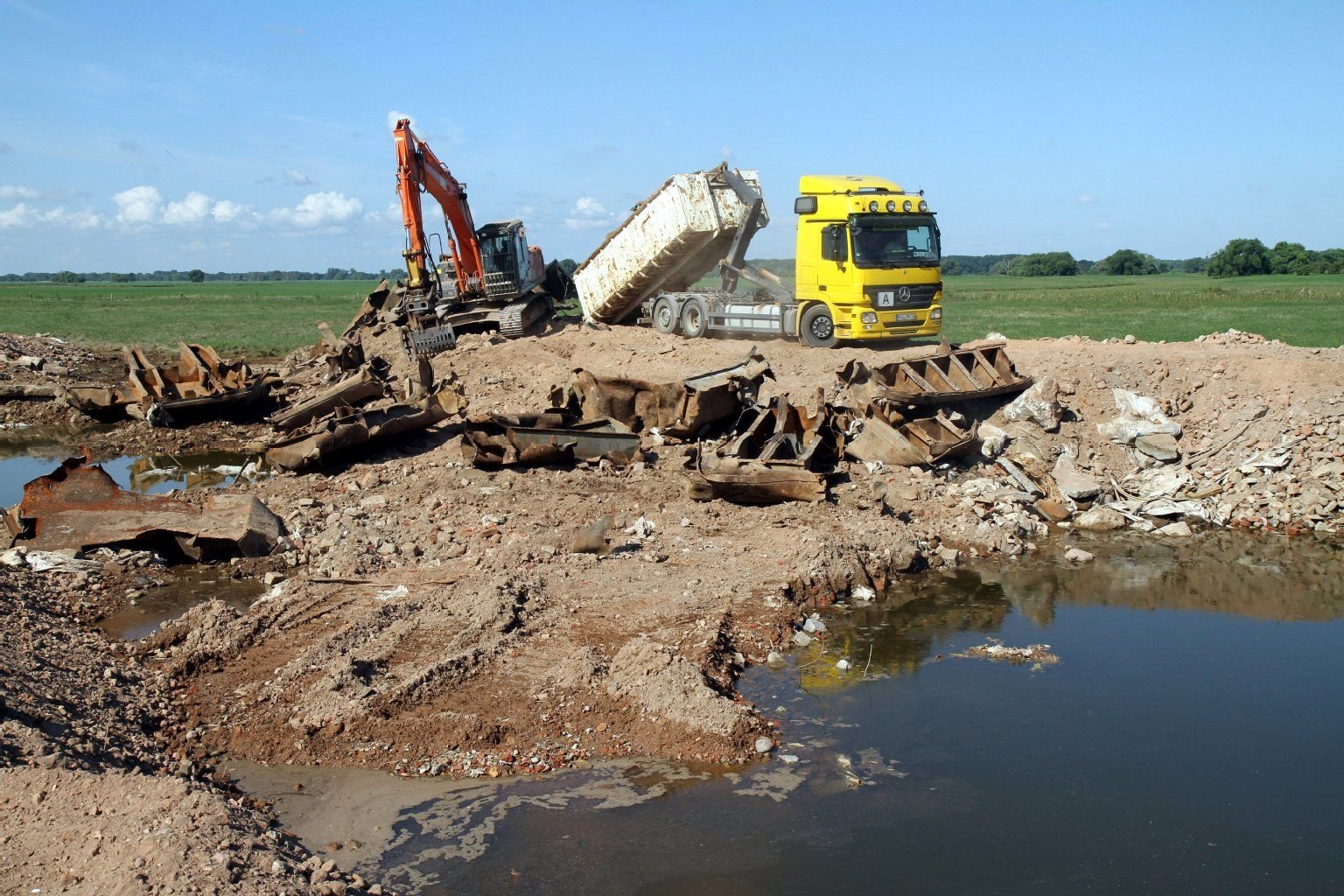 Zu Beginn der Abbauarbeiten standen die Mitarbeiter der Abbruchfirma noch meterhoch im Wasser.