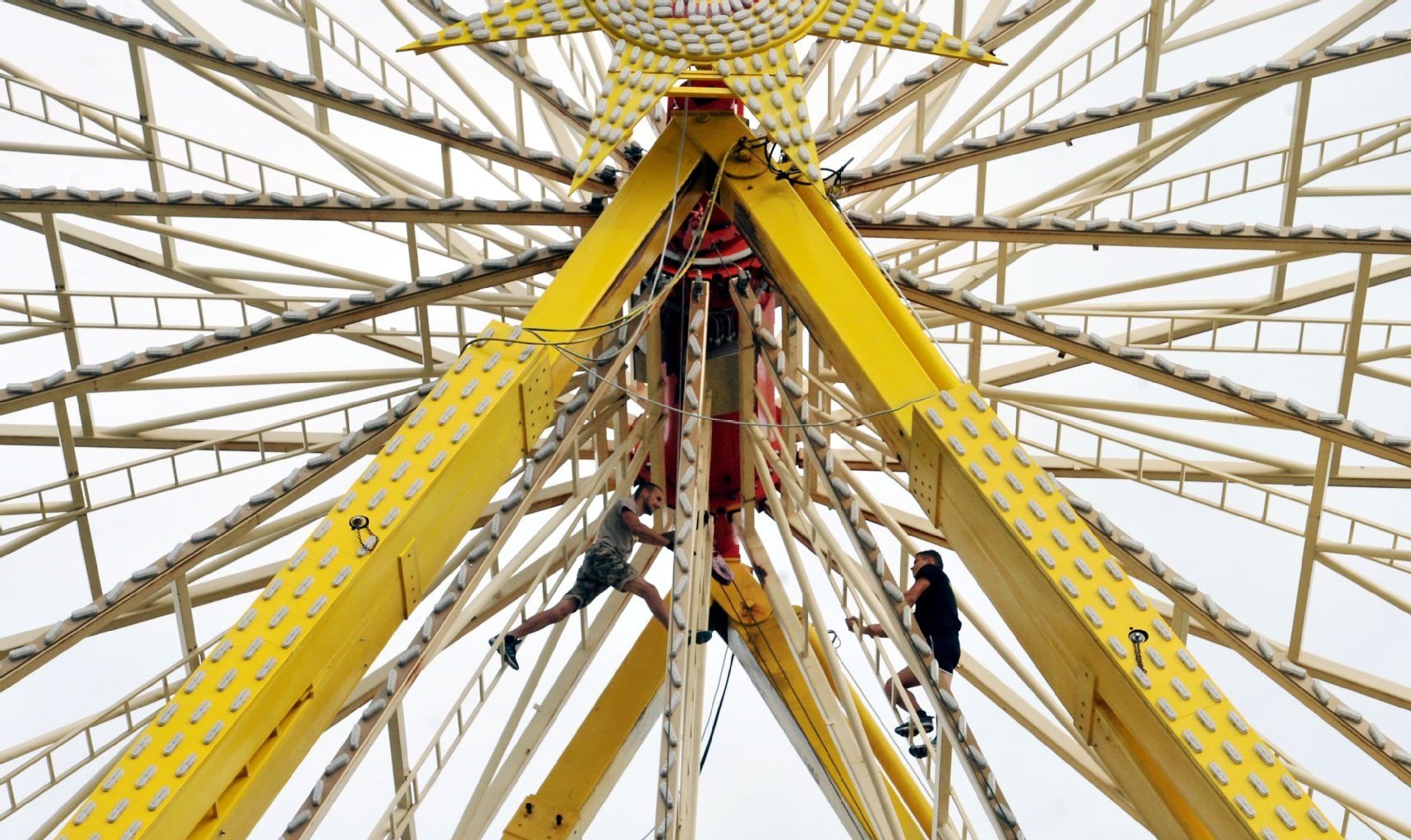 In luftiger Höhe: Seit Dienstag wird das Riesenrad auf der Ziegelwiese in Halle aufgebaut.
