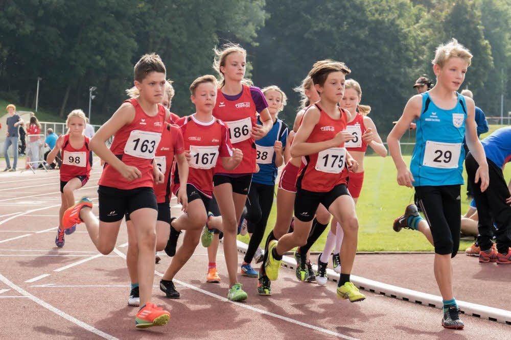 Dichtes Gedränge herrschte beim Start der Neun- bis Elfjährigen auf die 800-Meter-Strecke.