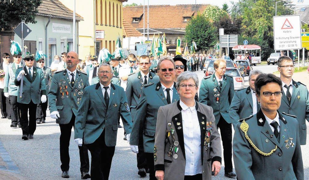 Fast eine Stunde dauerte der Schützenfestumzug mit den zahlreichen Gastvereinen durch Roßla.