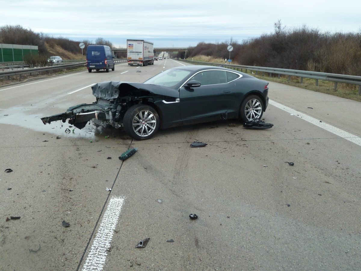 Der zerstörte Sportwagen auf der A9 bei Eisenberg.