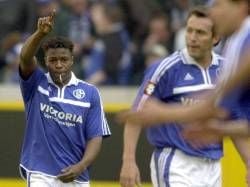 Der Schalker Emile Mpenza (Archiv)