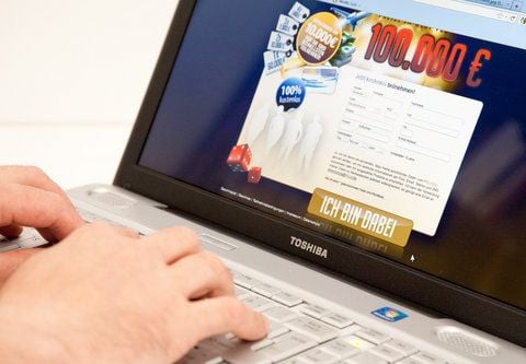 Vor allem im Internet finden sich viele unseriöse Gewinnspiel-Angebote. Nutzer sollten sich daher von versprochenen Mega-Gewinnen nicht blenden lassen. (FOTO: DPA)