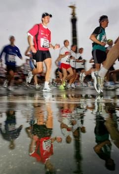Teilnehmer des 31. Berlin-Marathons passieren am Sonntag (26. September 2004) die Siegessäule in Berlin. Etwa 36.000 Läufer und Läuferinnen gingen in diesem Jahr an den Start. (Foto: dpa)