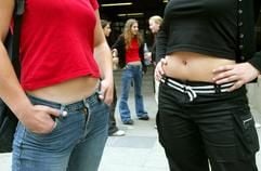 Bauchfrei stehen Schülerinnen am Montag (16.06.2003) vor einer Schule in Hannover. Diese auffällige Kleidung junger Damen, die mit bauchfreiem T-Shirt oder superkurzem Minirock zum Unterricht kommen, wird an einer Gesamtschule in Sehnde bei Hannover nicht geduldet.( Foto: dpa)