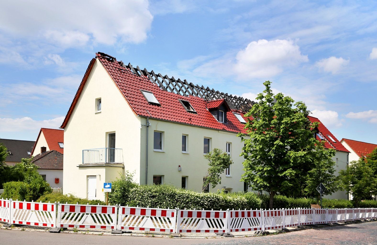 Blick auf den durch ein Feuer beschädigten Dachstuhl der geplanten Asylunterkunft in Tröglitz.