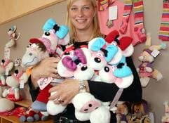 Die Designerin Sabine Reincke präsentiert Diddl-Mäuse in Geesthacht (Kreis Herzogtum-Lauenburg) in den Geschäftsäumen der Depesche Vertrieb GmbH. 400 Mitarbeiter bei Depesche sorgen dafür, dass Geschäfte in 26 Ländern mit Diddl-Produkten beliefert werden. (Foto: dpa)
