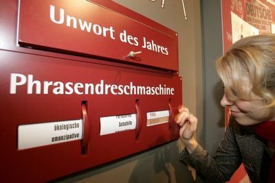 Eine Phrasendreschmaschine: Das Haus der Geschichte der Bundesrepublik Deutschland zeigt in seiner Ausstellung «man spricht Deutsch» vom 12. Dezember 2008 bis zum 01. März 2009 rund 500 Exponate zur deutschen Gegenwartssprache. (FOTO: DPA)