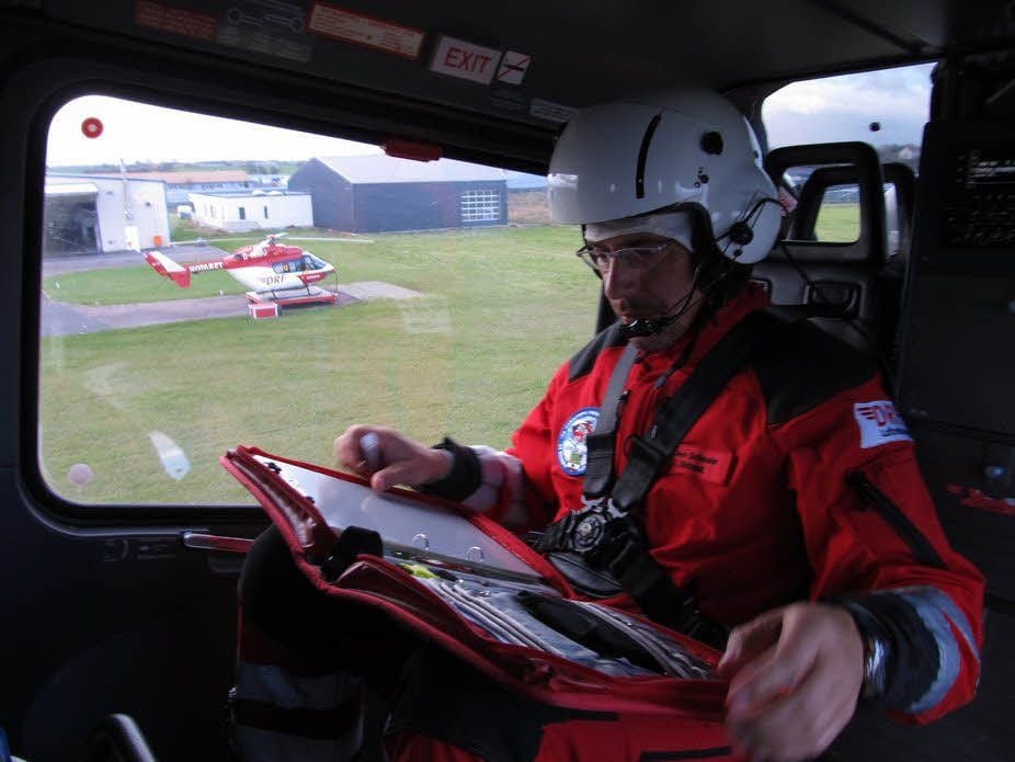 Notarzt Uwe Schmeier im Hubschrauber.