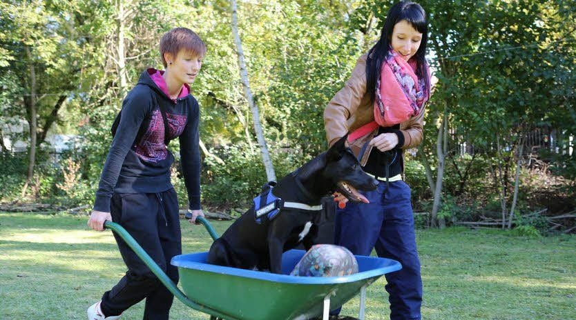 Steffi Kunath und Nancy Sindram (v.l.) befördern „Aaron“ in der Schubkarrre.