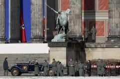 Komparsen stehen am Montag (06.03.2006) in Berlin vor dem Alten Museum bei Dreharbeiten zu einem Film unter der Regie von Dani Levi. Hauptdarsteller der Hitler-Parodie «Mein Führer - Die wirklich wahrste Wahrheit über Adolf Hitler» ist Helge Schneider. (Foto: dpa)