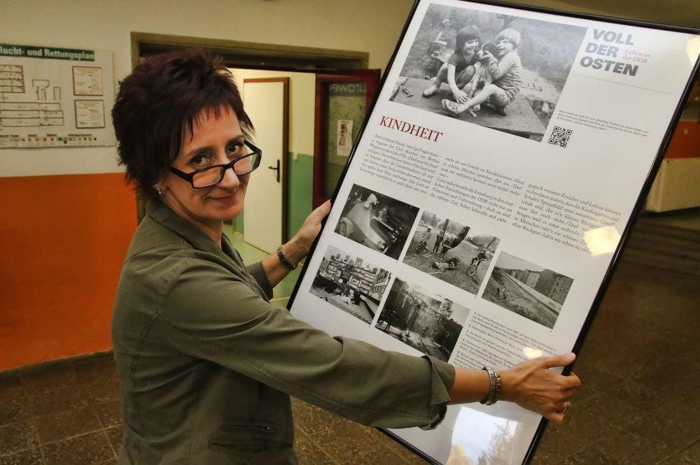 Volkshochschul-Mitarbeiterin Dana Kolbe freut sich auf die Eröffnung der Ausstellung „Voll der Osten“.