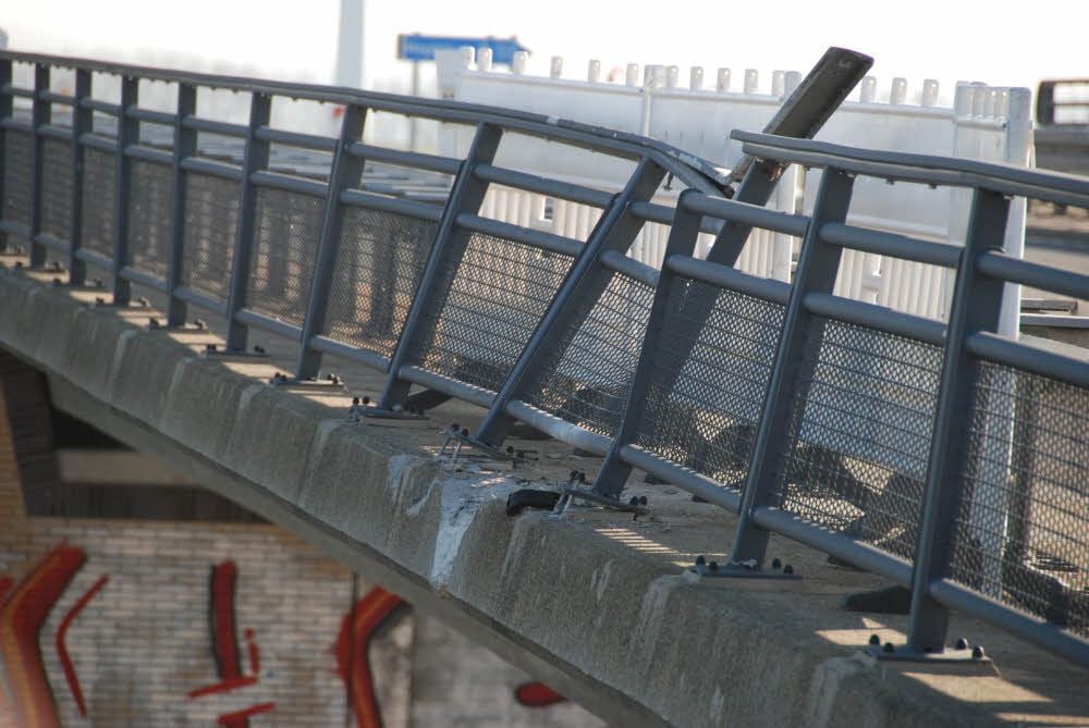 Die Brücke wurde bei dem Unfall beschädigt.