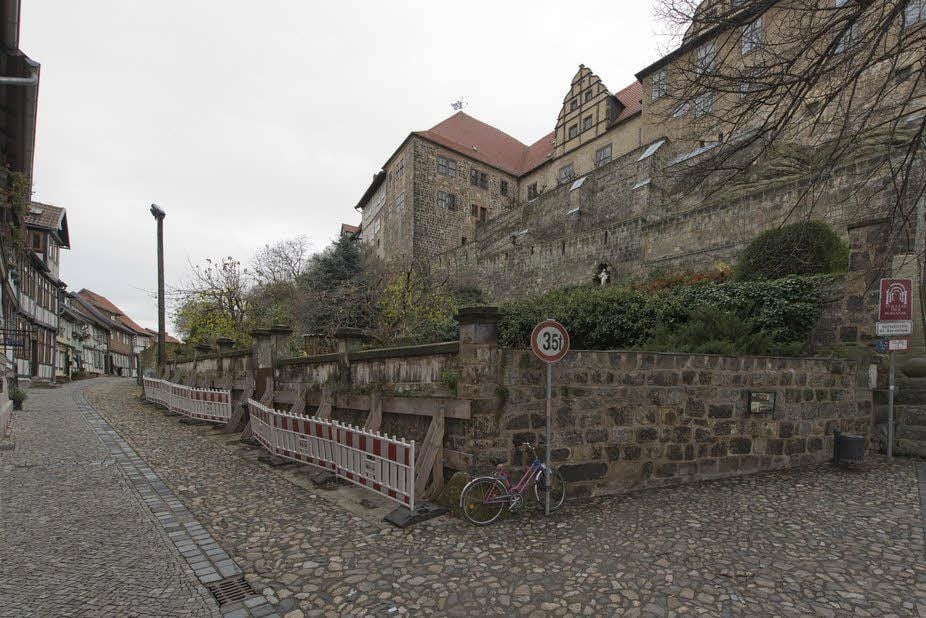 Blick auf den Schlossberg in Quedlinburg mit der Stiftskirche St. Servatius