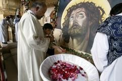 Gläubige der koptischen Kirche in Ägypten bei einer Karfreitagsmesse. Die koptischen Christen machen in Ägypten etwa zehn Prozent der Bevölkerung aus. Das Land will Touristen neuerdings nicht nur mit seinen Tempeln, Pyramiden und Tauchparadiesen anlocken, sondern auch mit christlichen Pilgerstätten. (Foto: dpa)