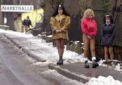Prostituierte warten an einer Straße in Dubi (Tschechien) an der Grenze zu Deutschland auf Freier. (Archivfoto: dpa)