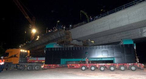 Ein 48 Tonnen schweres Brückenbauteil liegt auf einem Schwerlasttransporter an der Saale-Elster-Talbrücke bei Halle (Saale). (FOTO: DPA)