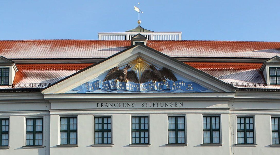 Relief an der Giebelfront des Hauptgebäudes der Franckeschen Stiftungen in Halle.