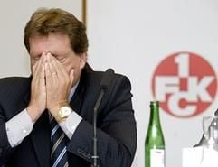 Bei der Bilanzpressekonferenz des Fußball-Bundesligisten 1. FC Kaiserslautern im Oktober 2002 hält René C. Jäggi die Hände vors Gesicht - ähnlich schien es sich nach der Verfügung der DFL verhalten zu haben. (Foto: dpa)