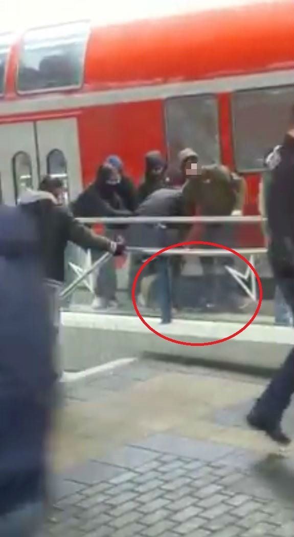 Die radikalen Fans schlugen heftig zu, ein am Boden liegender Mann wurde mehrfach geschlagen.