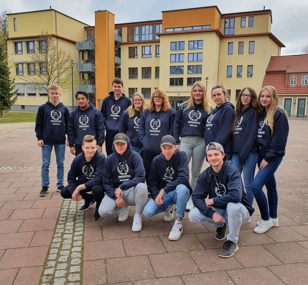 Das sind die 13 Abiturienten des Jahres 2021 vom Standort Havelberg des Diesterweg-Gymnasiums Tangermünde-Havelberg. Am Freitag hatten sie ihren letzten Unterrichtstag und sich zu diesem Zweck die extra dazu angefertigten Pullover übergestreift.