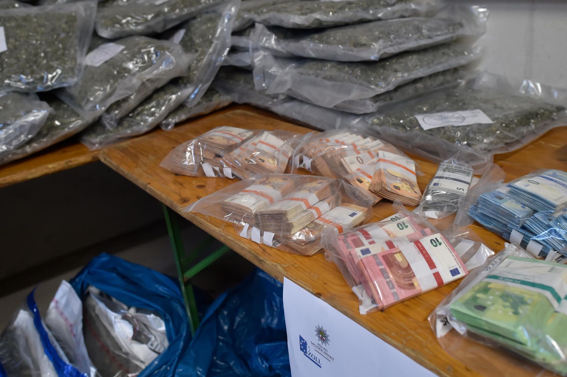 Bargeld und Pakete mit Cannabis liegen in einer Garage der Polizei. Bereits am Wochenende war bei Durchsuchungen in Halle ein Schlag gegen den Drogenhandel gelungen.