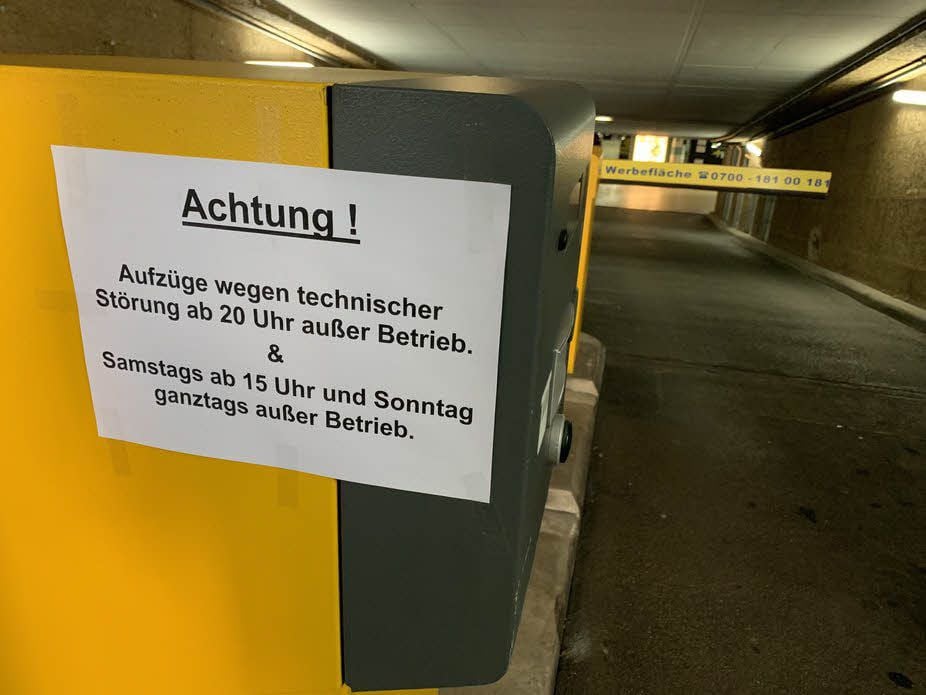 Mit Hinweisschildern wird auf die Störung der Notrufeinrichtung der Aufzüge aufmerksam gemacht.