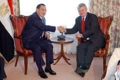 Bundesaußenminister Joschka Fischer und Ägyptens Präsident Husni Mubarak reichen sich am Freitag (16.04.2004) in einem Hotel am Flughafen Hannover nach einem Gesprächstermin die Hände. Thema des Treffens ist der Nahost-Konflikt. (Foto: dpa)