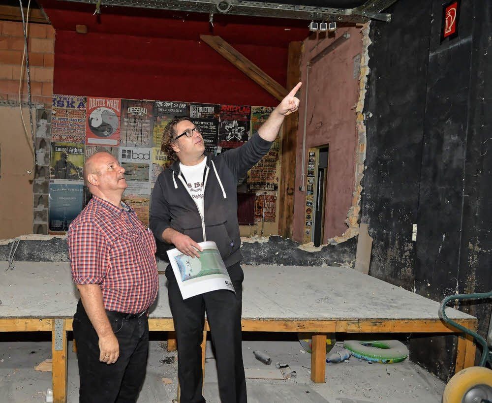 Landtagsabgeordneter Frank Hoffmann (li.) von den Linken, die sich mit 1000 Euro an der Spendenaktion beteiligt haben, lässt sich von Jörg Folta die Beatclub-Baustelle zeigen.