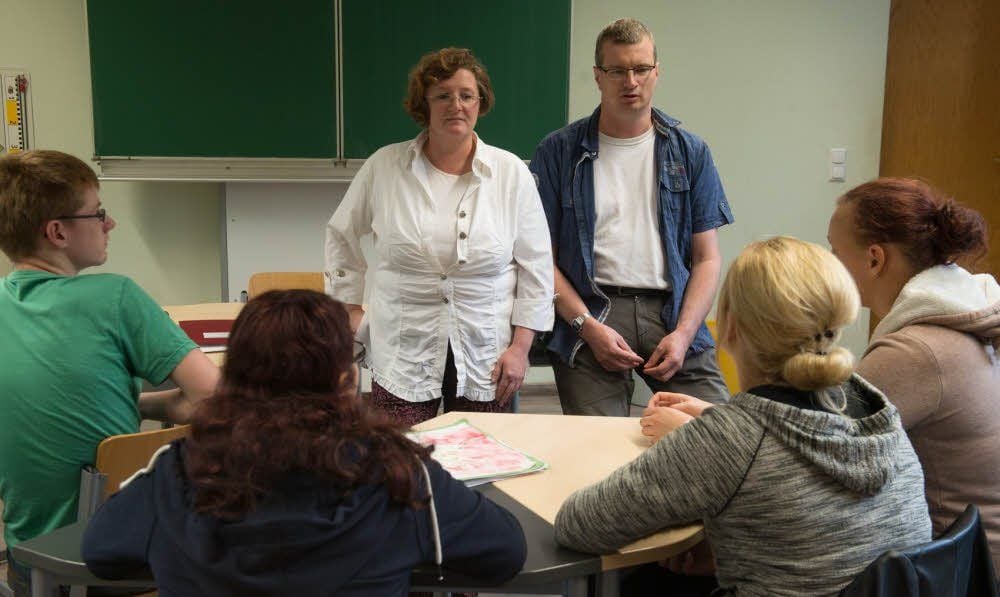Jacqueline Hayder und Reimund Märkisch stellen sich den Fragen der Schüler.