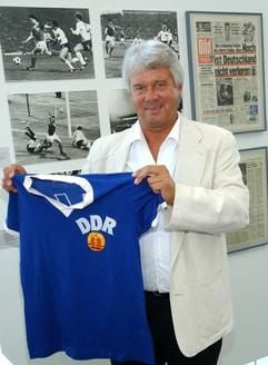 Der ehemalige DDR-Fussball-Nationalspieler Jürgen Sparwasser hält im Bonner «Haus der Geschichte» das von ihm im WM-Vorrundenspiel am 22.06.1974 gegen die Bundesrepublik Deutschland getragene Trikot in seinen Händen. (Foto: dpa)