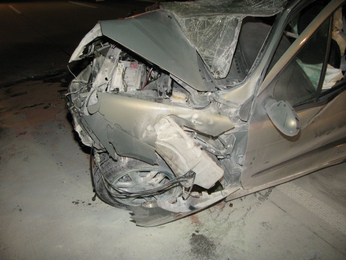 Das Auto fing nach dem Unfall Feuer.