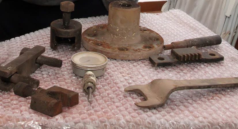Marke Eigenbau: Spurstangenabzieher, Arretierung für die Kurbelwelle, Zentrierbolzen für die Kupplungsscheibe und Zündungseinsteller.