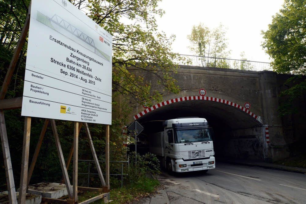 Bisher informiert nur das Schild an der Unterführung in Zangenberg darüber, dass die Bahn hier eine neue Stahlbrücke baut.