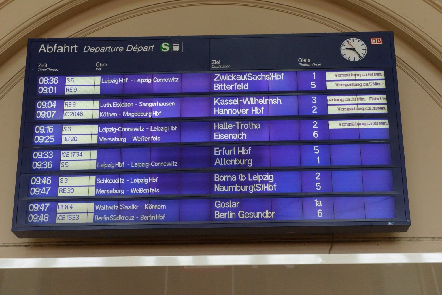 Anzeigetafel im Hauptbahnhof Halle