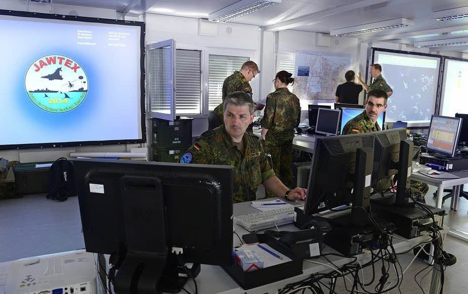 Riesige Datenströme laufen im Führungszentrum der Übung in Holzdorf zusammen. Insgesamt 200 Soldaten sind dort beschäftigt.
