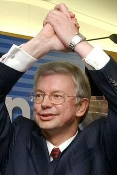 Ministerpräsident Roland Koch jubelt über den Sieg seiner Partei. (Foto: dpa)