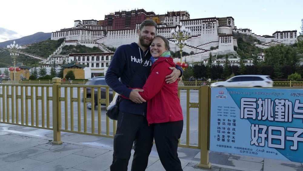 Der gebürtige Bernburger Tobias Weilbeer mit seiner Freundin Katharina Seidenberg vor dem riesigen Potala-Palast im tibetischen Lhasa. Dort soll es 999 Räume geben.