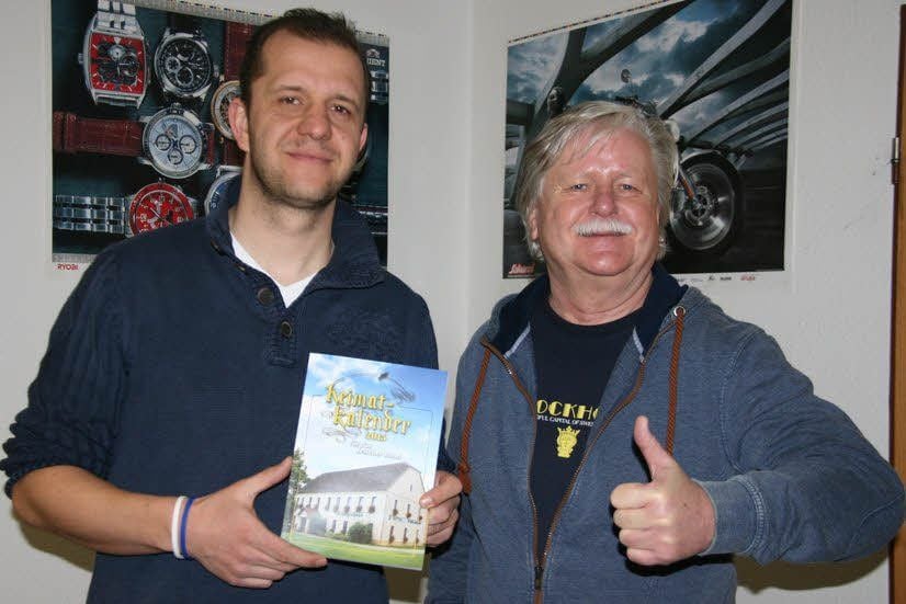 Herausgeber Jörg Wolfslast (li.) und Kalender-Redakteur Lothar Günther freuen sich: Von 1 200 Exemplaren sind nur noch wenige zu haben.