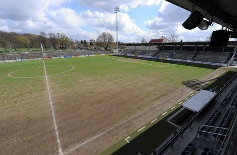 Die UEFA hatte den Platz im Potsdamer Karl-Liebknecht-Stadion für das Champions League-Halbfinal-Rückspiel der Fußball-Frauen vom 1. FFC Turbine Potsdam gegen den französischen Cup-Verteidiger Olympique Lyon am Sonntag (22.04.2012) wegen des katastrophalen Rasens vorläufig gesperrt. (FOTO: DPA)