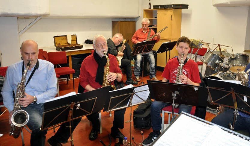 Seit einigen Monaten übt auf einer Bühne in der Tischlerei Dannenberg in Mühlanger die neu gegründete Bigband Wittenberg.