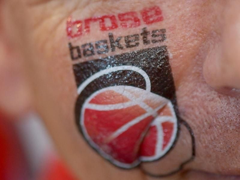 Das Logo der Brose Baskets Bamberg prangt auf der Wange eines Fans. Foto: David Ebener