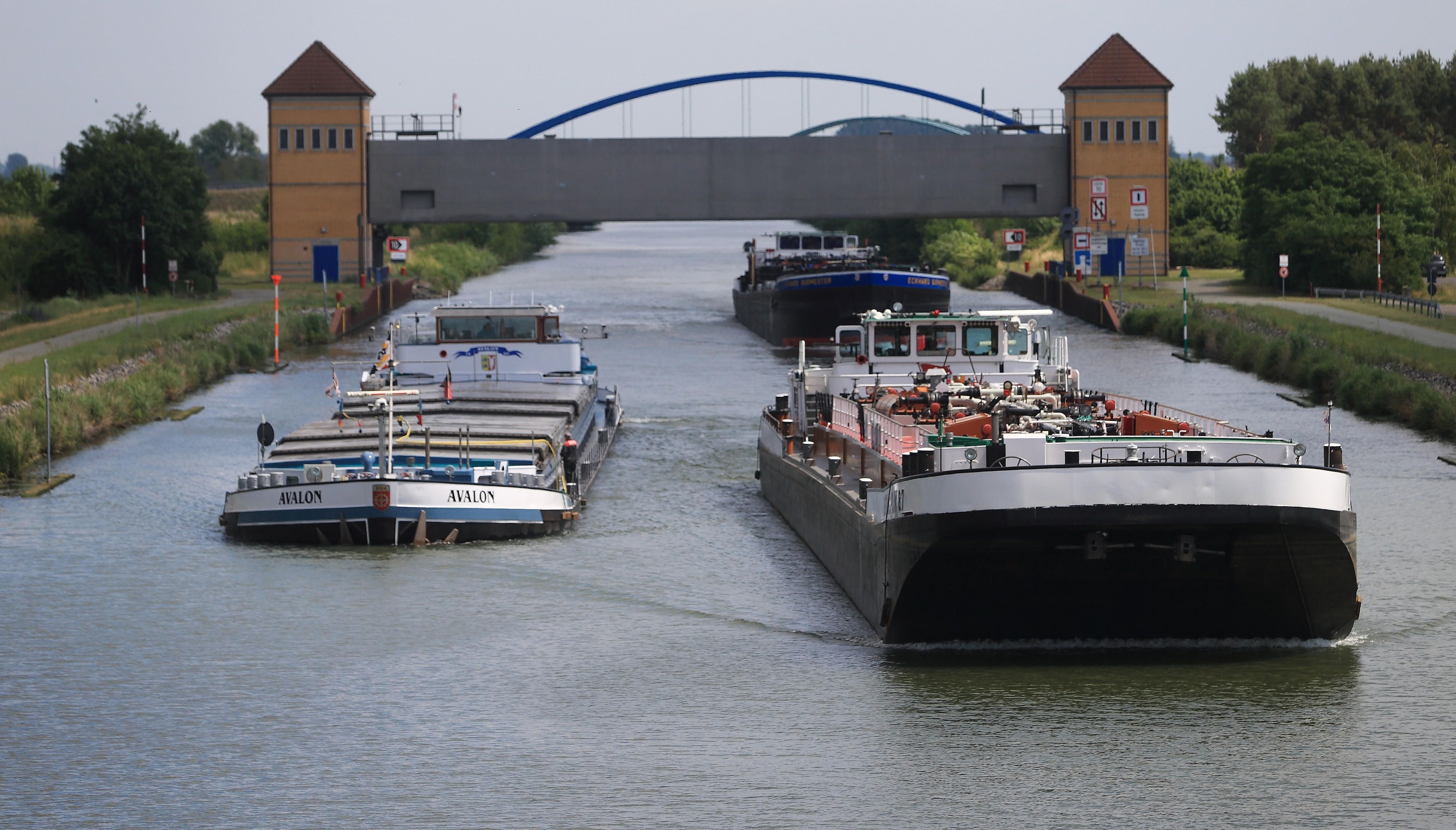 Schiffsverkehr auf dem Mittellandkanal bei Haldensleben